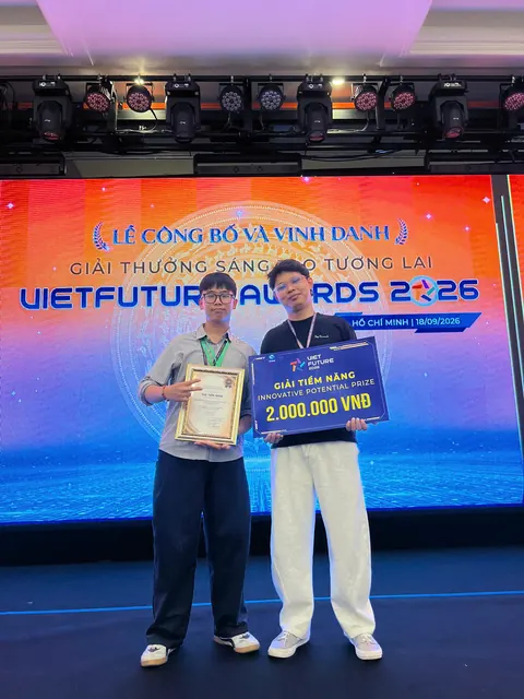 KneeXpert team members on stage at the VietFuture Awards 2026 ceremony, holding the Innovative Potential Prize certificate and prize board